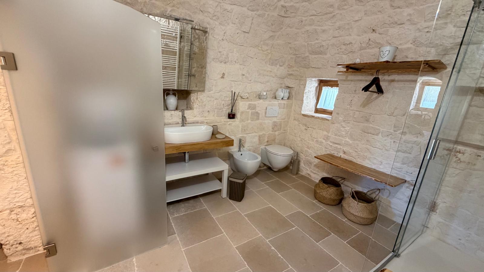 Trulli Comunicanti, Restaurati con Antico Camino, Ulivi Secolari.